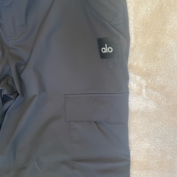 Woman's Alo Mid-Rise Cargo Pant. Color Black. Size Small - Picture 2 of 4
